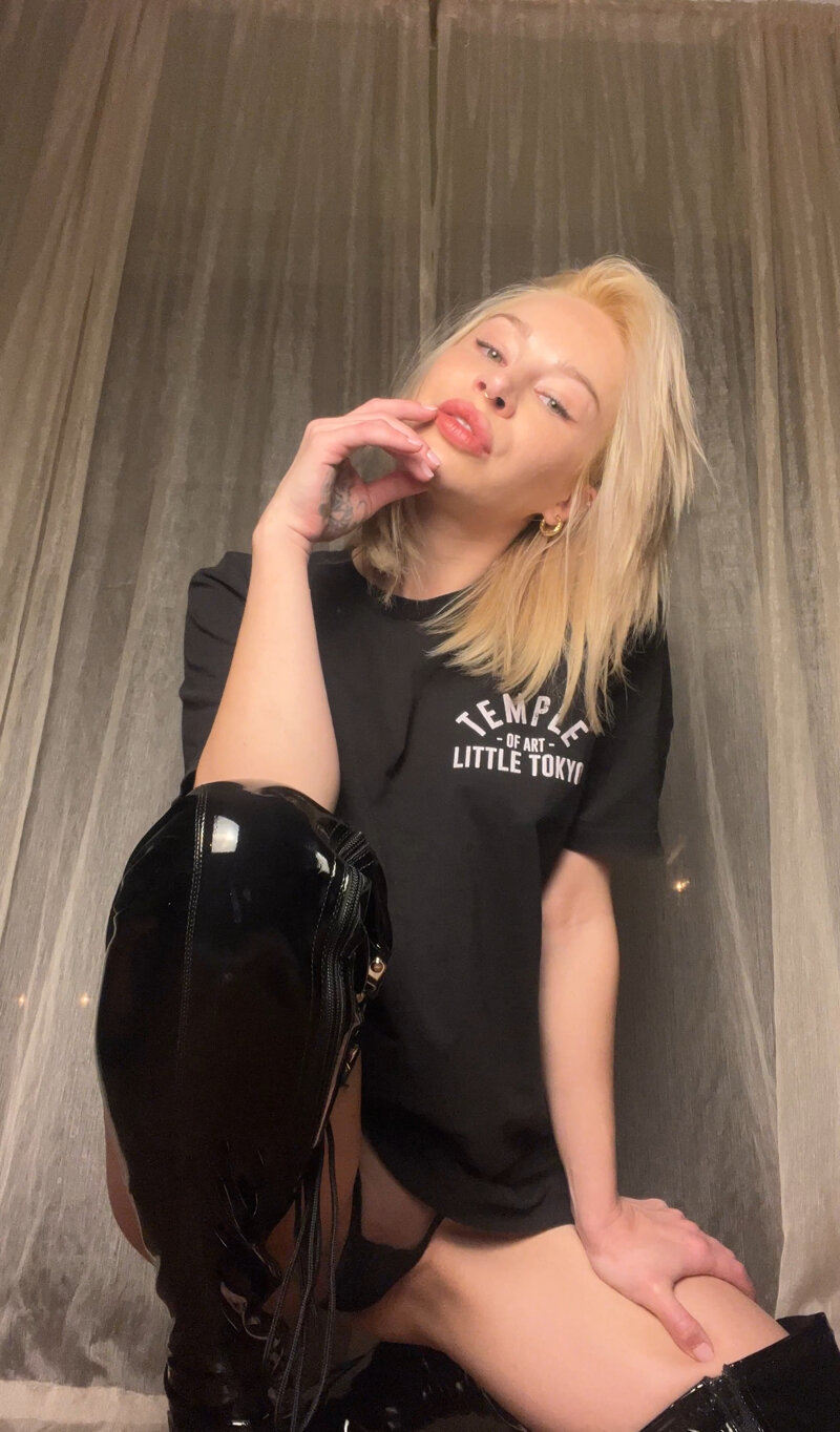 Huge collection of porn photos Blonde Boots Camgirl by 𝐐𝐮𝐞𝐞𝐧 𝐂𝐚𝐭𝐡𝐞𝐫𝐢𝐧𝐞 👸’s (@catherine_fox)