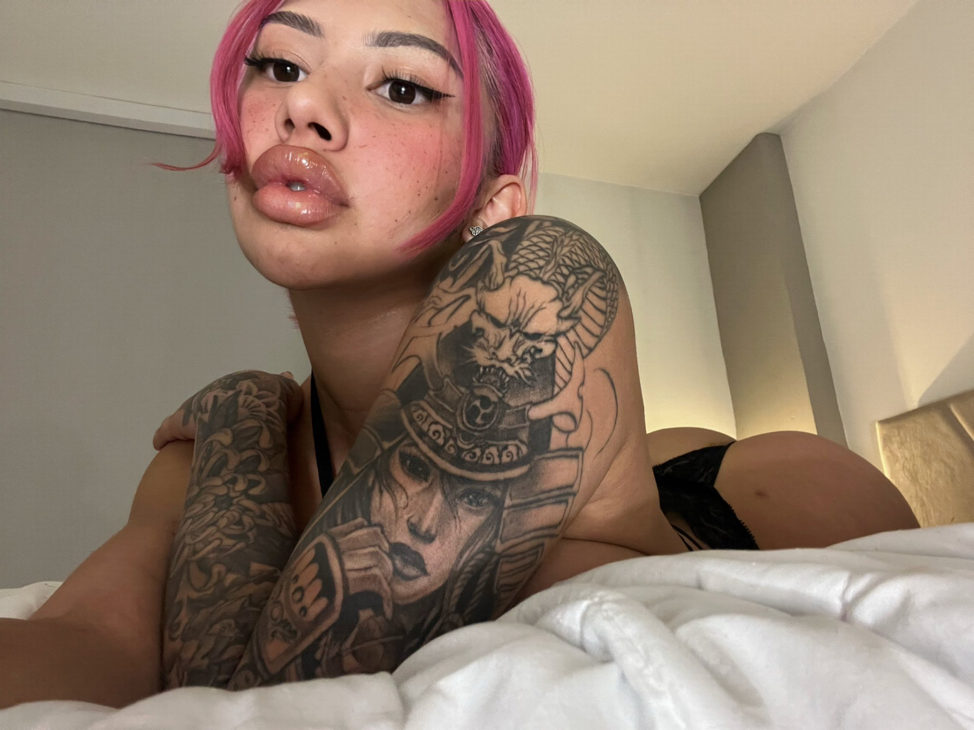 Huge collection of porn photos Bra Bed Eye Contact by Leaked OnlyFans’s (@Leaked-OnlyFans)